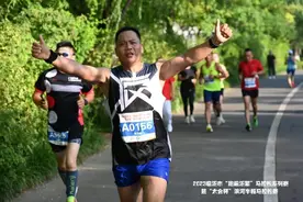 700名长跑爱好者参加，临沂市“跑遍沂蒙”系列赛迎“七一”图片