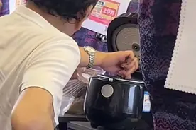 大妈坐高铁用电饭煲煮饭？目击者回应图片