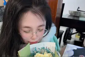 90后瘫痪女主播咬着筷子操作电脑，网友直呼励志图片