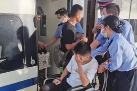 列车为他临时停靠2分钟图片