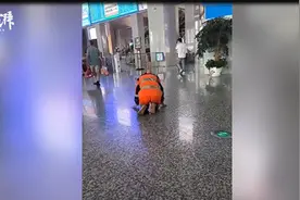 保洁员弄脏乘客衣服跪地道歉，专家：应给基层人员更多同情与支持图片