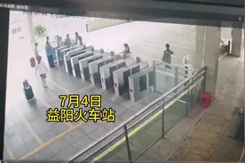 粗心父亲火车上睡着，孩子独自下车。这时，益阳火车站值班员出手了……图片