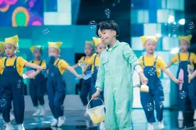 这个一年级小学生是个“多面手”，一首《粉刷匠》把自己唱上央视图片