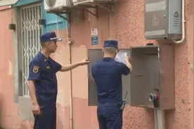 老旧小区救火难，消防空管立大功！图片