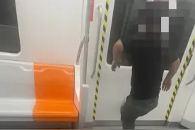 大连地铁上男子摔手机后踹车厢门，地铁工作人员：如遇该情况可联系工作人员或报警图片