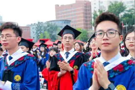 北大医学部毕业典礼上，全体起立3次鼓掌图片