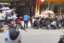 广西一老婆婆当街猛扇女童耳光，警方：已介入处理，孩子无大碍图片