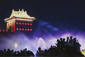 水幕光影 绚烂夏夜图片