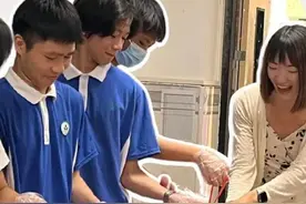 学生毕业给老师送上五花肉！图片