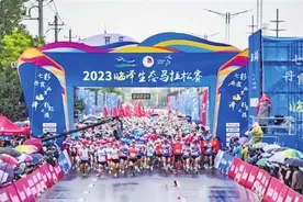 2023临泽生态马拉松赛鸣枪 兰州选手包揽男女冠军图片