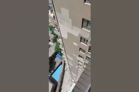 西安一小区外墙大面积脱落 该谁维修争论不休图片