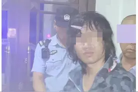 3名校外男子深夜潜入女生寝室，其中1人被抓戴着假发和发卡图片