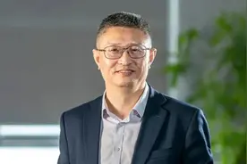 辞去年薪200万的职位后，他拿到欧洲大奖图片