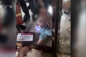 揪心！旋转门“咬住”女孩右脚！厦门消防紧急提醒→图片