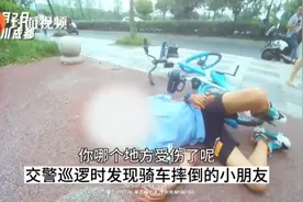 暖心！男孩骑车摔倒 交警带他看病还送回家图片