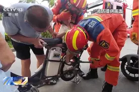 家长看过来!儿童脚卡电动车事故易发生 这些细节需注意图片