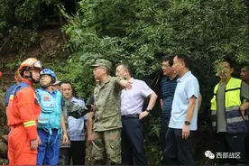 直击抗洪救灾一线！子弟兵连续奋战转移被困群众图片