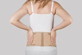 戴护腰别忘练力量图片