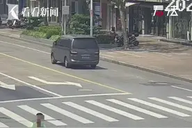 根本不敢看！13岁少年单手抱着6个月弟弟骑车图片