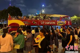 上海双层敞篷巴士即将退休 游客排队打卡图片