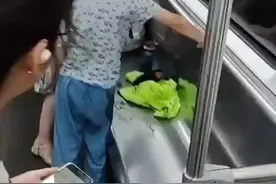 男孩的辣条油弄脏地铁座椅，妈妈用衣服清洁 拍摄者：值得学习图片