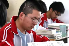 经历3次开颅的轮椅少年，“希望读师范类专业”图片