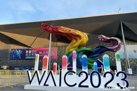 马斯克：将来机器人比人类多！特斯拉机器人亮相人工智能大会图片