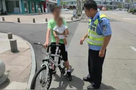 一路险象环生！13岁少年抱着6个月弟弟单手骑车图片