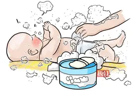 宝宝天热长痱子，可别爽身粉一身抹图片