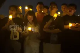 武汉歌迷深情歌唱送别李玟图片