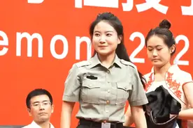 上演毕业典礼超飒变装的她，曾是陆军女兵图片