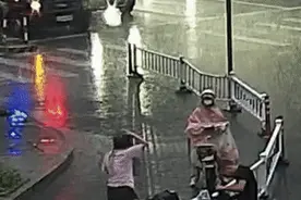 长发姑娘大雨中被拍下，网友：一定要找到她图片