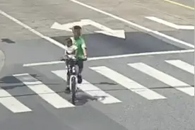 看着都怕！上海13岁男孩单手环抱半岁弟弟，骑车上路图片