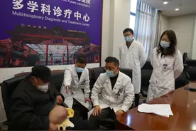73岁大爷肚大如孕内脏几乎撑爆，上海中山医院多学科合作“拆球”图片