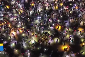 数万人在日照海边“挑灯夜战”捞鱼图片