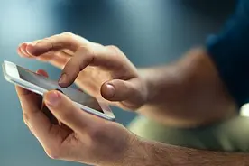 加拿大一男子因使用大拇指表情回复合同短信被罚45万元图片