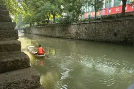 今早杭州一小伙坠河，69岁环卫大爷驾船“漂移”救人！太霸气了！图片