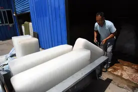北京高温带火“冷”生意，冰块热销图片