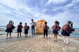 琴声悠扬舞姿翩跹 “大师与萌娃”快闪青岛太平湾畔图片