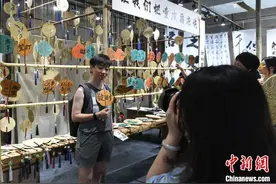 重庆：手工扇受青睐 民众DIY展现东方美图片