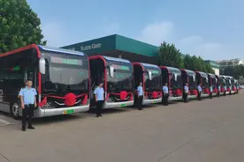 “黑科技”满满！临沂市今年第一批新能源公交车首发图片