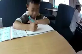 妈妈返回取行李错过列车，六岁男孩在列车上独自哭泣……图片