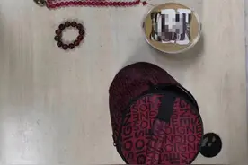 大意乘客将10万元首饰遗失在地铁车厢，民警连续调看21个车站视频帮其寻回图片