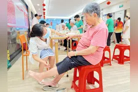火龙罐、经络拍打操……中医药康养进社区，老年人康养“花样多”图片