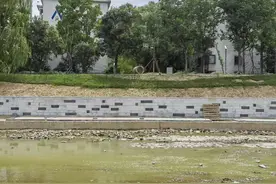郑州花34亿给河道贴瓷砖？记者实探：为人行步道，曾因降雨被淹图片