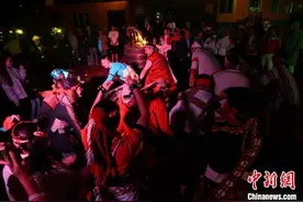 台胞青年体验内蒙古草原中的篝火晚会图片