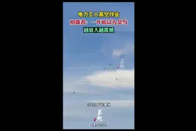 电力工人高空作业，拍摄者：一开始以为是鸟，越放大越震撼图片