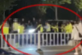 江苏盐城一男子酒驾冲卡，一度驾车顶着交警前行，目前已被警方抓获图片