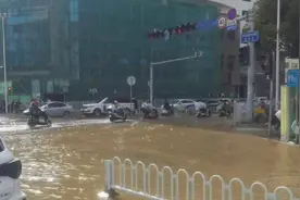 昆明市中心一路口淹水严重，交通拥堵……图片