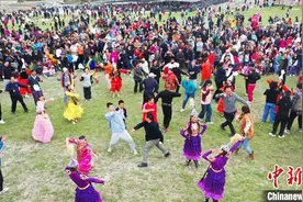 新疆旅游进入旺季 进出疆客流迎高峰图片